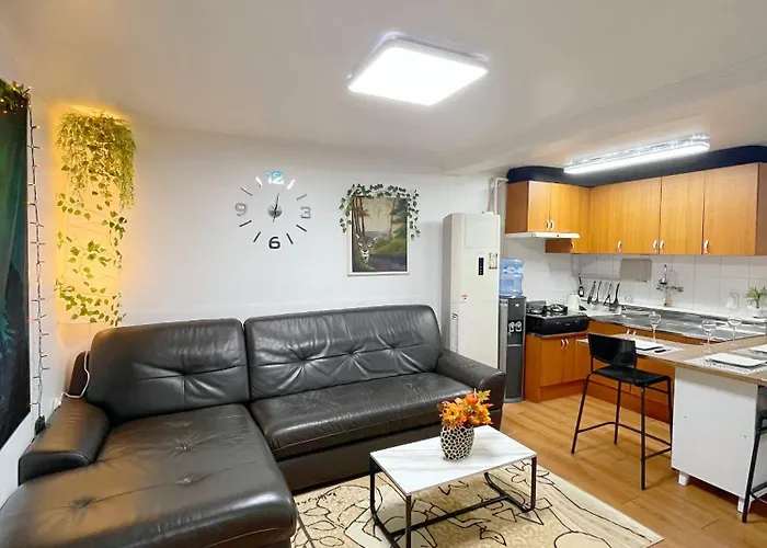 Newly Renovated Spacious 2 Bedroom Unit In Hbc #1 *