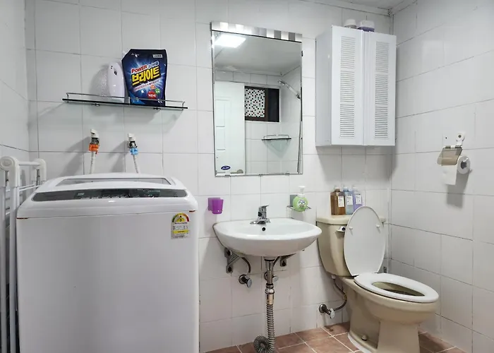 Newly Renovated Spacious 2 Bedroom Unit In Hbc #1 *