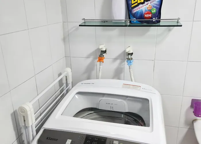 Newly Renovated Spacious 2 Bedroom Unit In Hbc #1 *